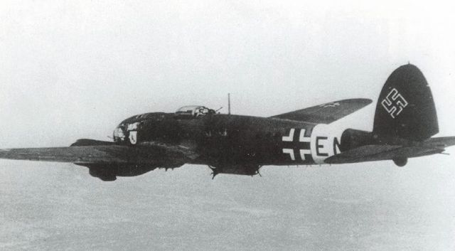 Heinkel He 111 del Kampfgeschwader 26 sobrevolando el Canal de la Mancha durante la batalla de Inglaterra. Agosto 1940