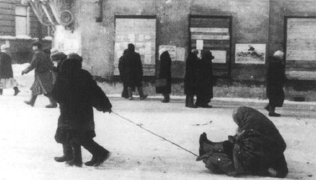 Civiles en Leningrado durante el invierno de 1941-1942