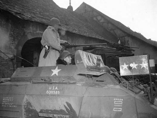 Patton en uno de sus vehículos personales durante una visita a sus tropas en el frente del Sarre. 27 de noviembre de 1944