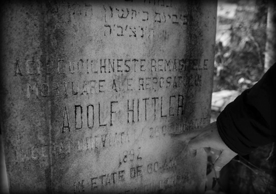 Detalle de la lápida de Adolf Hittler, fabricante de sombreros judío rumano