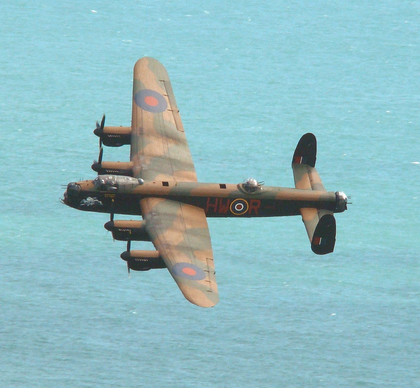 Avro 683 Lancaster B-I Nº de Serie PA474 City of Lincoln se exhibe en el Battle of Britain Memorial Flight en Inglaterra