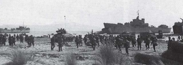 Tanques Sherman e infantería de EE.UU. en la playa de Paestum