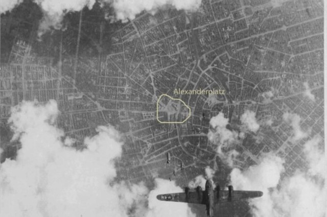 En el ataque del 19 de mayo del 44 todo fue tan espectacular, tanto el fuego aéreo como el defensivo. En la foto el enfoque de la Alexanderplatz de Berlín
