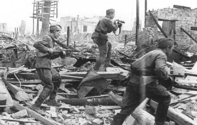 Infantes soviéticos armados con subfusiles PPSh en una zona fabril de Ponyri, el llamado Stalingrado de Kursk