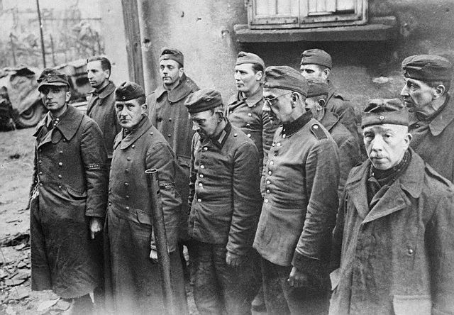 Miembros del Volkssturm hechos prisioneros por los soviéticos
