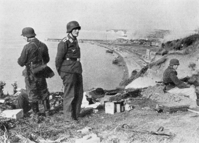 Fotografía alemana probablemente tomada en la tarde del ataque muestra una lancha de desembarco LCT 5 que continúa ardiendo frente al Casino