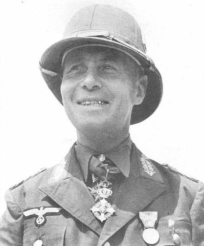 Rommel posando para una cámara después de recibir de sus aliados italianos la Cruz de la Orden Militar de la Casa de Saboya