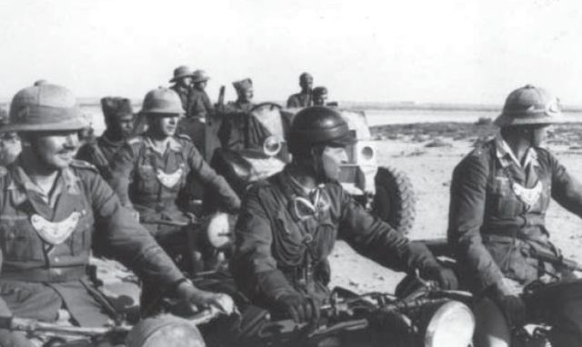 Patrulla motorizada de polícia militar alemana e italiana en el desierto líbico