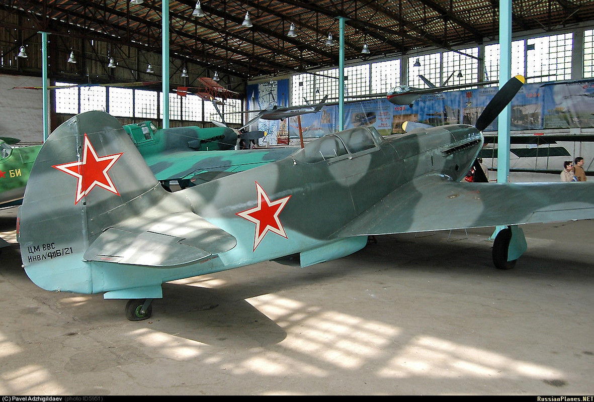 Yakovlev Yak-9U está en exhibición en el Museo de la Fuerza Aérea de Monino. Moscú, Rusia