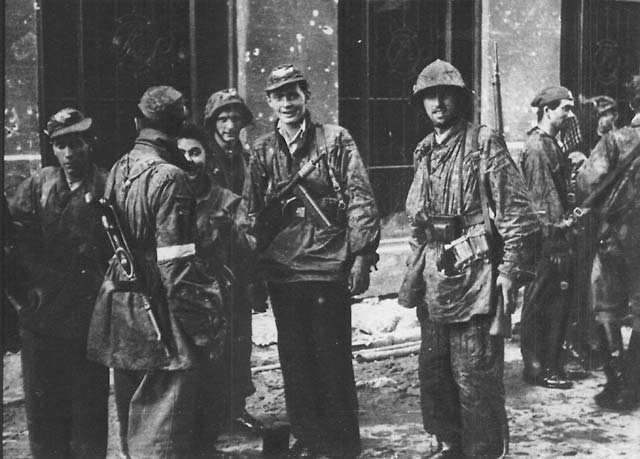 Soldados polacos del batallón Zoska en la calle Warecka