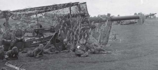 Obús alemán s.FH 18 de 150 mm en una posición camuflada