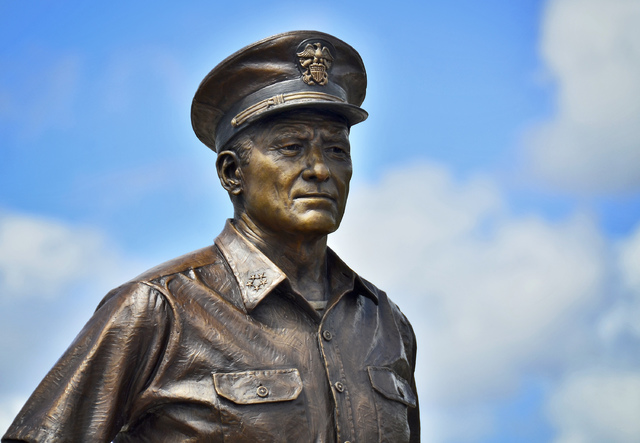 Estatua de bronce en su honor situada frente al Battleship Missouri Memorial