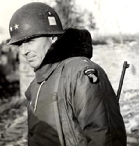 El General Maxwell Taylor, comandante de la 101ª,  estaba ausente cuando comenzó la ofensiva alemana, recayendo en McAuliffe el mando de las tropas que defendieron el perímetro de Bastogne