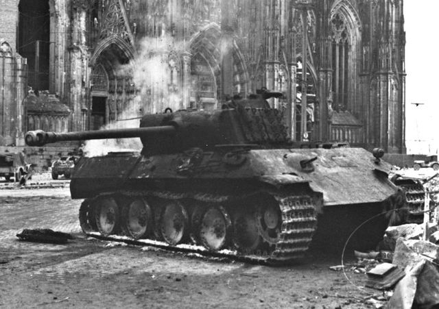Panther Ausf. A puesto fuera de combate frente a la catedral de Colonia por un M-26 Pershing. 6 de Marzo de 1945