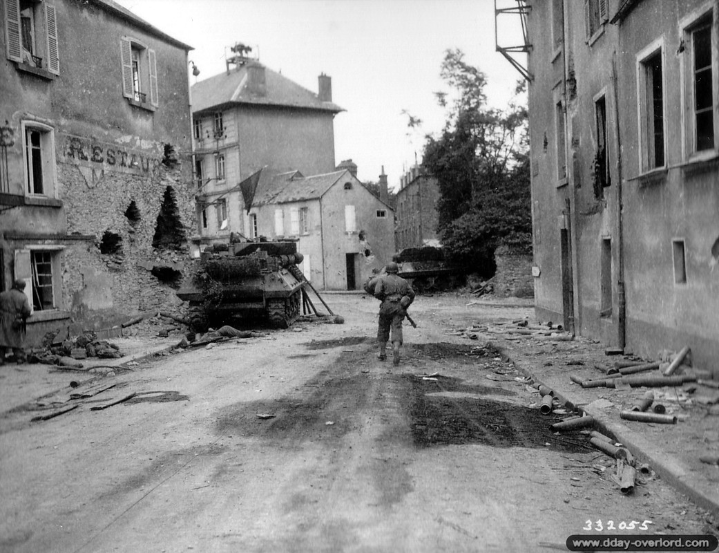19 de julio 1944, dos  M10 destruidos en el cruce de calles en Saint-Lô