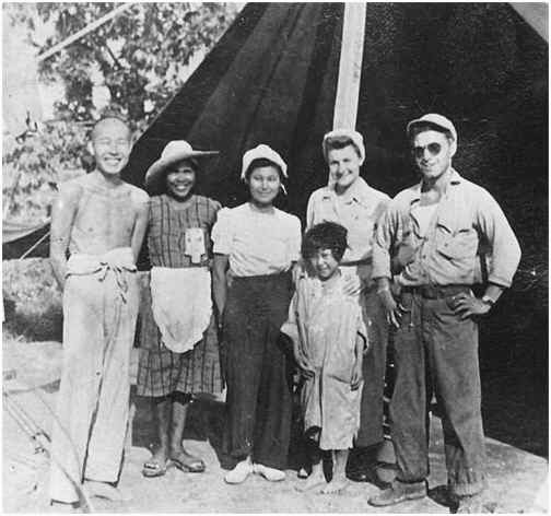 Guy Gabaldon junto a prisioneros japoneses, en 1944