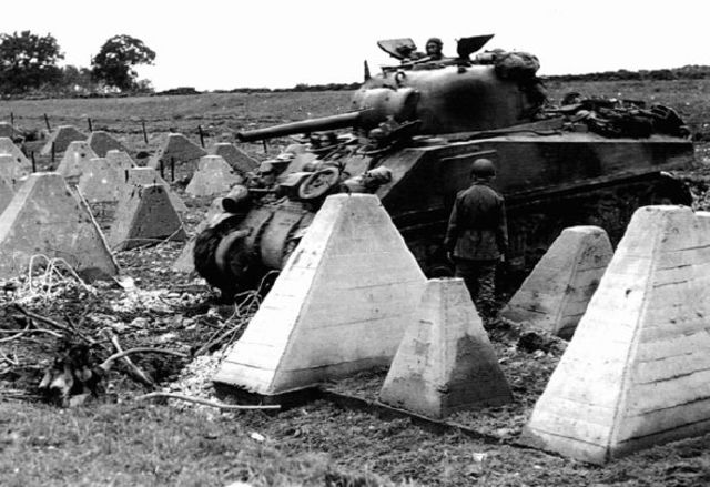 13 de septiembre de 1944 La 3ª División Blindada penetra en la Línea Sigfrido cerca de Aquisgrán. En la foto un M4 Sherman junto a unos dientes de dragón