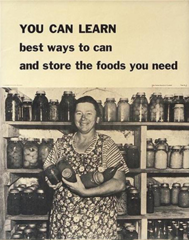 Foto que muestra a una mujer recogiendo botes de verduras en la despensa de su cocina antes de prepararla