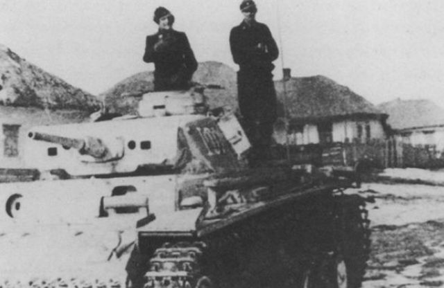 Un Panzer III de la Totenkopf en una aldea rusa. Durante la noche del 2-3 de marzo, unidades de la Totenkopf forzaron la huida de varias unidades soviéticas en dirección a Kharkov