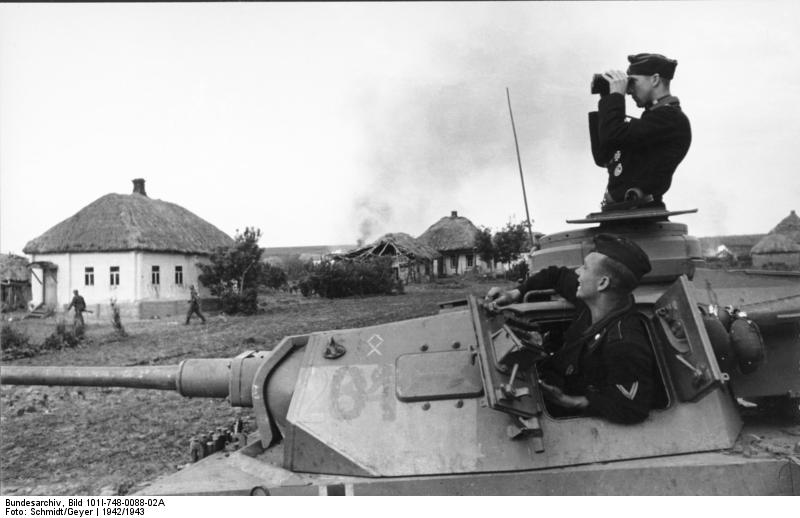 Imagen 5. Una División Panzer alemana pasa por una aldea rusa en llamas