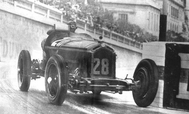 El piloto italiano Tazio Nuvolari  condiciendo un Alfa Romeo 8C Nº 28, durante la carrera de 1929