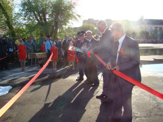 Monumento en honor de los camellos Masha y Misha en Ajtubinsk