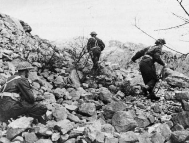 Tropas británicas moviéndose a través de las montañas del cinturón defensivo de la Línea Gustav