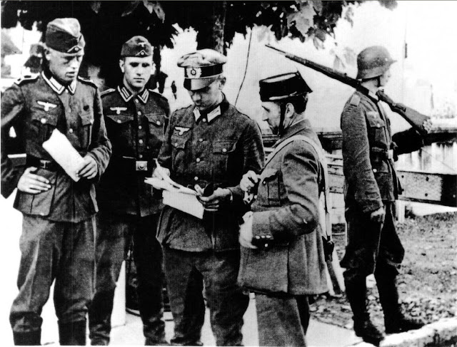 Soldados de la Wehrmacht y un guardia civil probablemente Hendaya en 1940