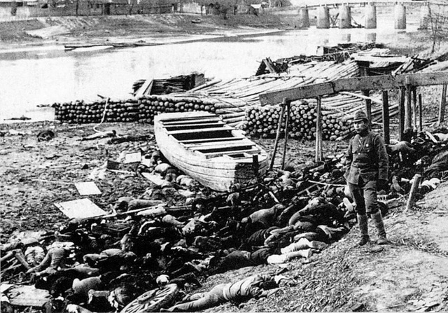 Cuerpos amontonados junto al río, 1937