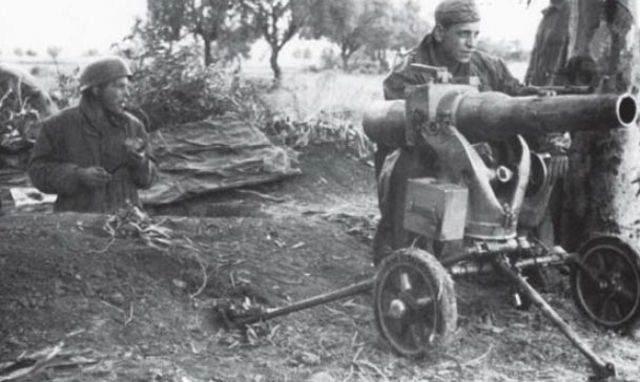 Paracaidistas alemanes de la 1ª Fallschirmjäger División en las afueras de Catania. Manejan un 7,5 cm Leichgeschütz LG40 no muy común, pero bastante usado por las unidades paracaidistas alemanas