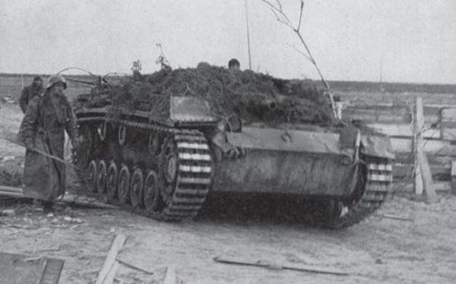 Carro de asalto StuG III entrando en Kholm el 5 de Mayo de 1942, poniendo fin al asedio de 105 días de la ciudad