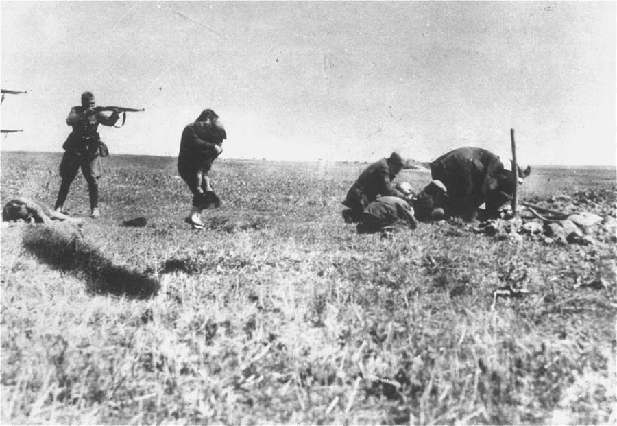Asesinato de judíos en Kiev, Unión Soviética en 1942 por parte de un Einsatzgruppe