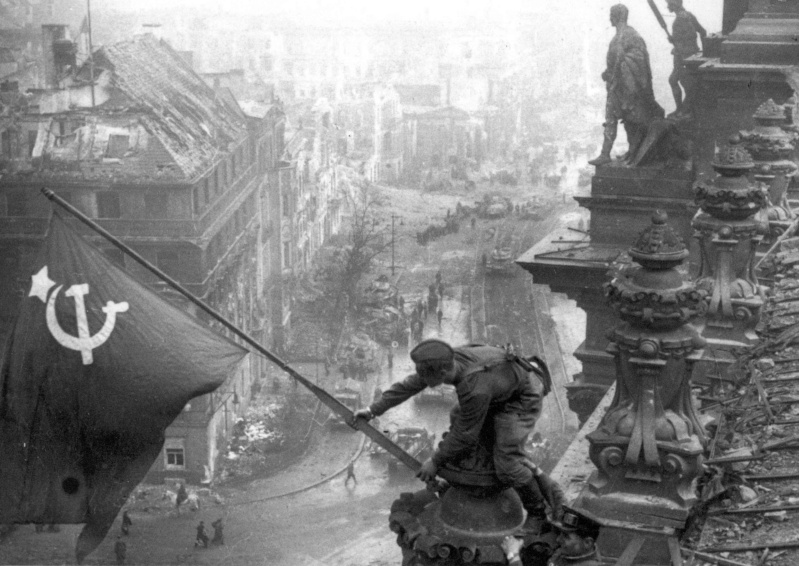 Alzando una bandera sobre el Reichstag, de Yevgueni Jaldéi