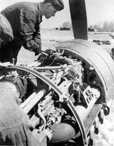 Mecánicos y ametralladores de un Junkers Ju 88