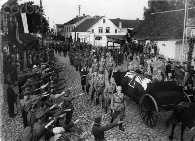 Hitler transporta los restos de Hindenburg, de Neudeck a Tannenberg