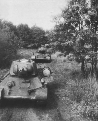 Columna de T-34 en el frente del Mius. Verano de 1943