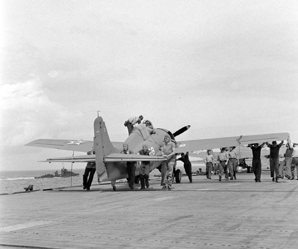 USS Enterprise CV-6 de maniobras en el pacífico con su grupo de combate antes del ataque japonés a Pearl Harbour. 1941