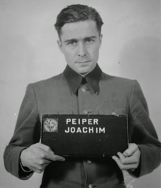 Joachim Peiper con su ficha policial en la prisión de Schwäbisch Hall