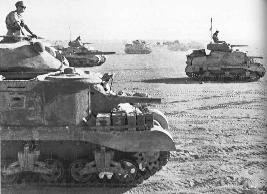 Escuadrón de tanques Grant del 8º Ejército atravesando el desierto. Junio de 1942