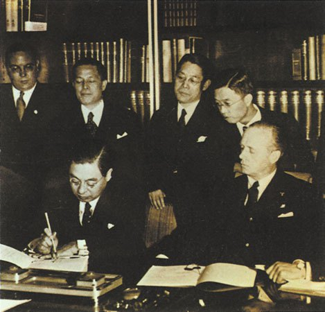 Embajador de Japón en la Alemania nazi Vizconde Kintomo Mushakoji y el Ministro de Relaciones Exteriores de la Alemania nazi Joachim von Ribbentrop firmar el Pacto anti-Komintern
