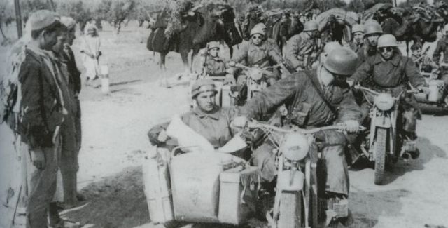 Unidad de motocicletas de los Fallschirmjägers en Túnez