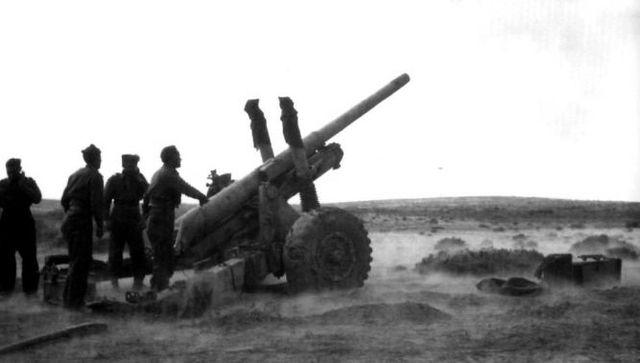 Artillería británica bombardeando posiciones del Eje en la Línea Mareth. Túnez, marzo de 1943