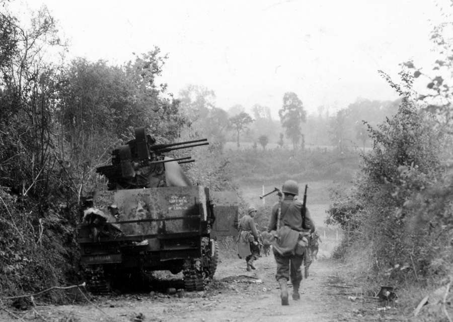 Un semioruga estadounidense M3 antiaéreo destruido en el bocage Normando