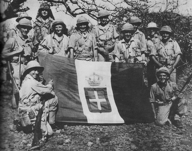 Soldados sudafricanos en Moyale con una bandera italiana capturada, 1941
